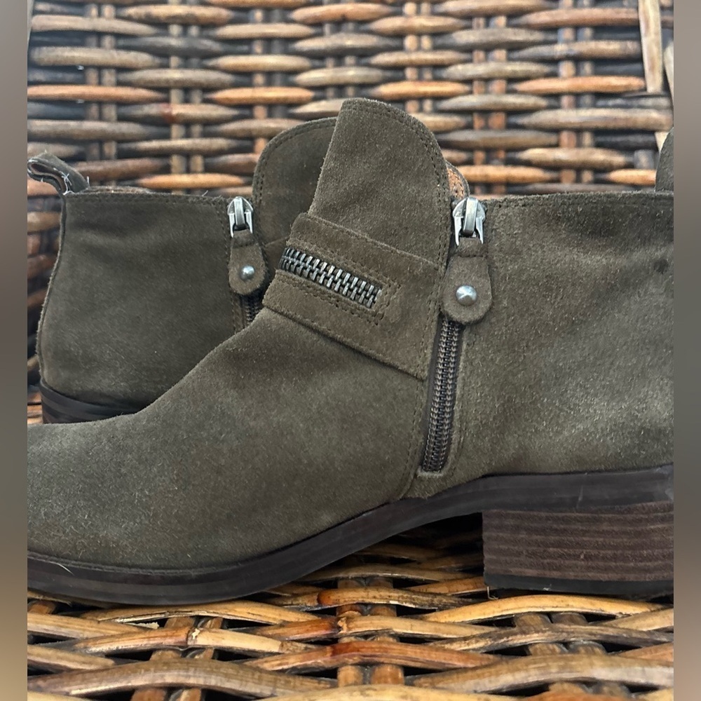 Gentle Souls Kenneth Cole Penny
Ankle Booties Womens Size 9
Olive Leather Zip - Picture 4 of 16